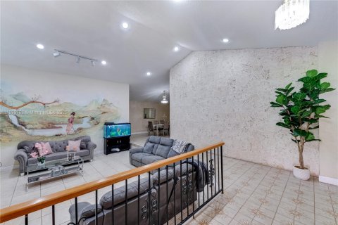 House in Miami, Florida 5 bedrooms, 383.78 sq.m. № 1831017 - photo 21