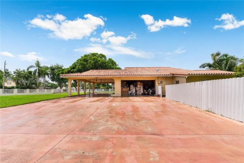 House in Miami, Florida 5 bedrooms, 383.78 sq.m. № 1831017 - photo 6