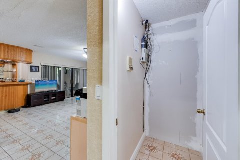 House in Miami, Florida 5 bedrooms, 383.78 sq.m. № 1831017 - photo 27