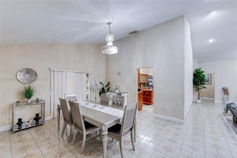 House in Miami, Florida 5 bedrooms, 383.78 sq.m. № 1831017 - photo 16