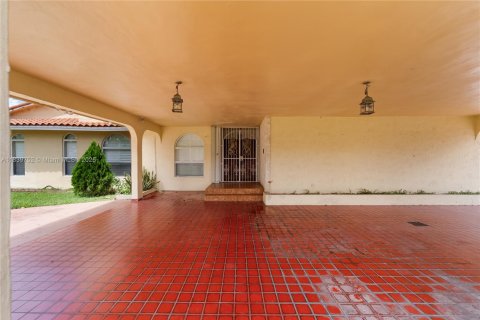 House in Miami, Florida 5 bedrooms, 383.78 sq.m. № 1831017 - photo 20