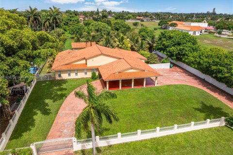 House in Miami, Florida 5 bedrooms, 383.78 sq.m. № 1831017 - photo 4
