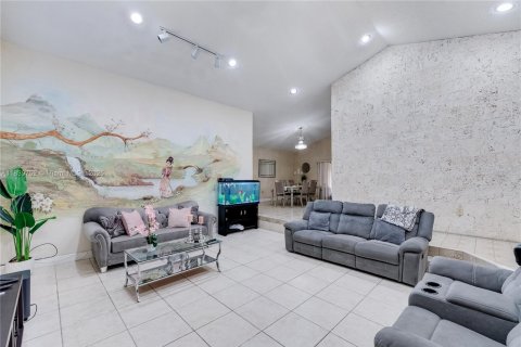 House in Miami, Florida 5 bedrooms, 383.78 sq.m. № 1831017 - photo 14