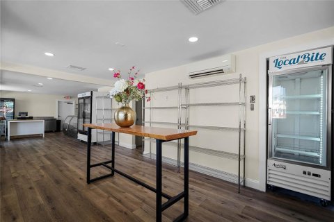 Propiedad comercial en venta en New Smyrna Beach, Florida, 101.17 m2 № 1511867 - foto 8