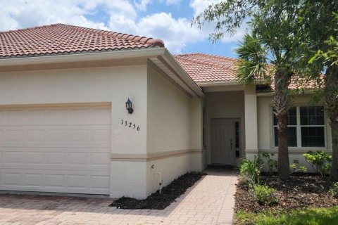 House in Port Charlotte, Florida 2 bedrooms, 144.46 sq.m. № 1759417 - photo 1