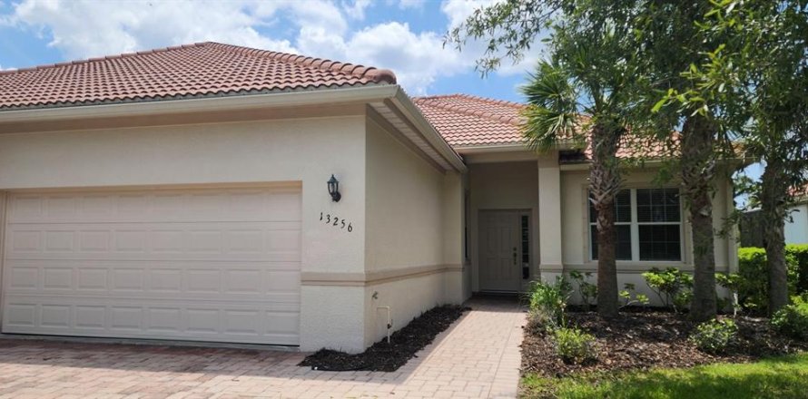House in Port Charlotte, Florida 2 bedrooms, 144.46 sq.m. № 1759417