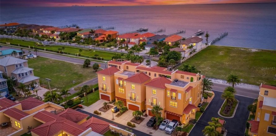 Townhouse in Apollo Beach, Florida 5 bedrooms, 299.33 sq.m. № 2099808