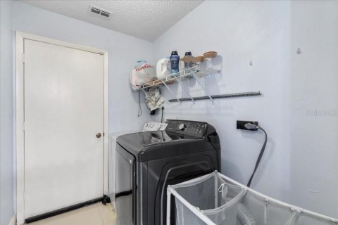 House in Orlando, Florida 4 bedrooms, 192.12 sq.m. № 2210840 - photo 27