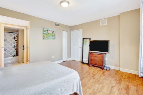 Condominio en alquiler en Miami, Florida, 2 dormitorios, 81.94 m2 № 1924896 - foto 6
