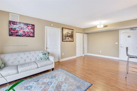 Condominio en alquiler en Miami, Florida, 2 dormitorios, 81.94 m2 № 1924896 - foto 2