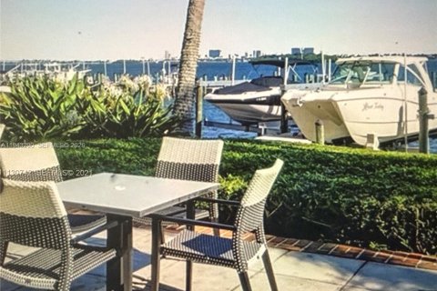 Copropriété à vendre à Miami, Floride: 2 chambres, 141.21 m2 № 1999561 - photo 4