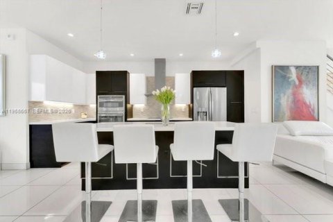 Купить таунхаус в Дорал, Флорида 4 спальни, 215.25м2, № 2010793 - фото 12