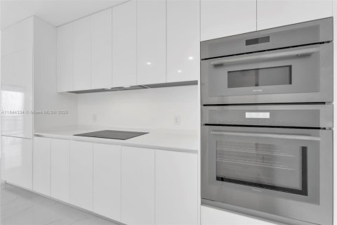 Condo in Miami, Florida, 2 bedrooms № 2169380 - photo 10