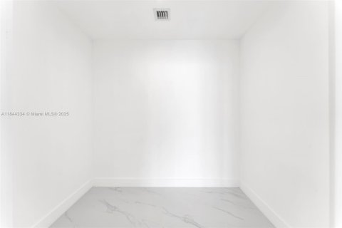 Condo in Miami, Florida, 2 bedrooms № 2169380 - photo 18