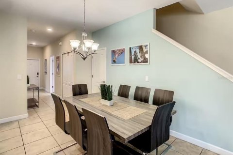 Adosado en venta en Kissimmee, Florida, 5 dormitorios, 197.7 m2 № 1919842 - foto 2