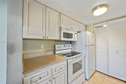 Copropriété à vendre à Sunrise, Floride: 2 chambres, 105.26 m2 № 2044053 - photo 8