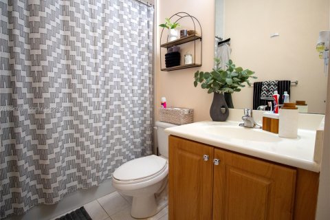 Townhouse in Pembroke Pines, Florida 3 bedrooms, 129.13 sq.m. № 2003565 - photo 9