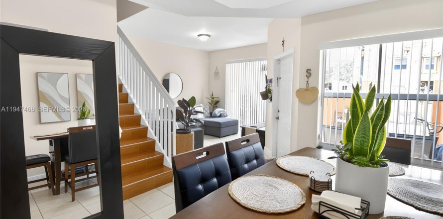 Townhouse in Pembroke Pines, Florida 3 bedrooms, 129.13 sq.m. № 2003565