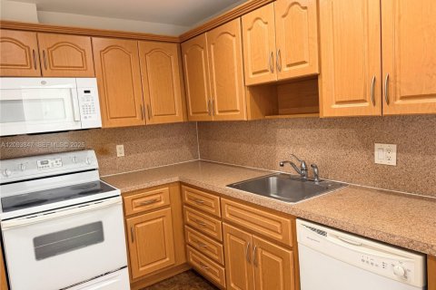Copropriété à louer à Hallandale Beach, Floride: 1 chambre, 74.14 m2 № 2381770 - photo 3