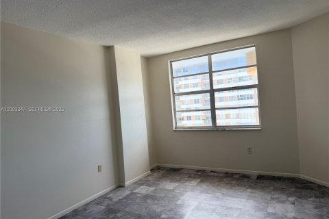 Copropriété à louer à Hallandale Beach, Floride: 1 chambre, 74.14 m2 № 2381770 - photo 7