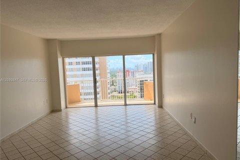 Copropriété à louer à Hallandale Beach, Floride: 1 chambre, 74.14 m2 № 2381770 - photo 2