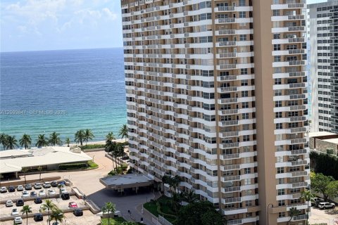 Copropriété à louer à Hallandale Beach, Floride: 1 chambre, 74.14 m2 № 2381770 - photo 8