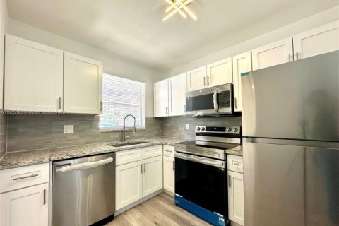 Кондоминиум с 1 спальней в Маргит, Флорида № 1957257