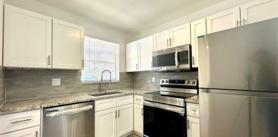 Кондоминиум с 1 спальней в Маргит, Флорида № 1957257