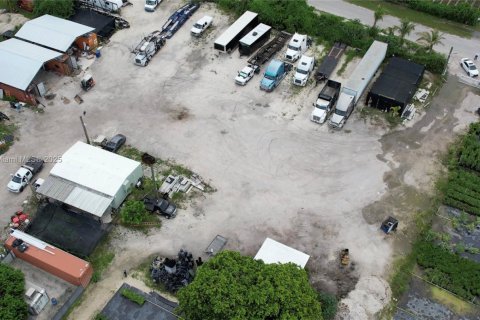 Commercial property in Miami-Dade, Florida № 2013183 - photo 3