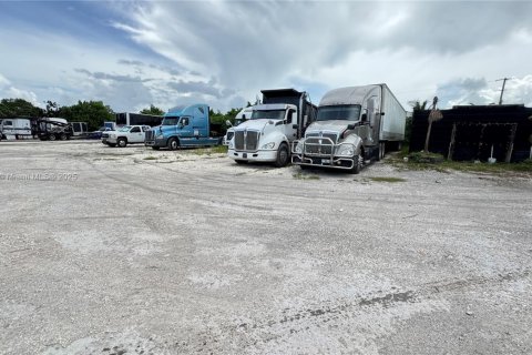 Commercial property in Miami-Dade, Florida № 2013183 - photo 17