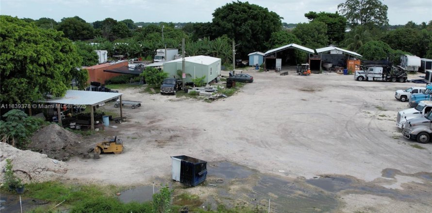 Commercial property in Miami-Dade, Florida № 2013183