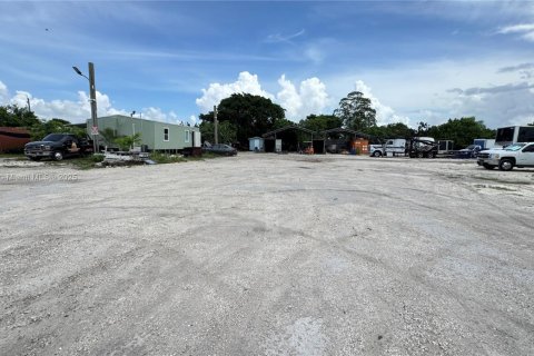 Commercial property in Miami-Dade, Florida № 2013183 - photo 18