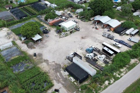 Commercial property in Miami-Dade, Florida № 2013183 - photo 2