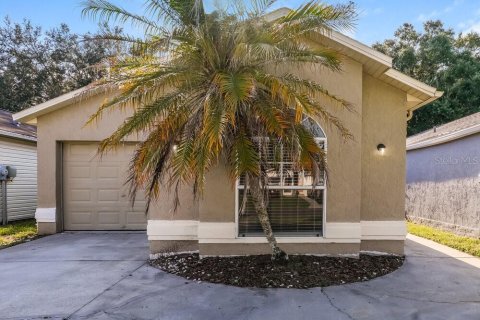 House in Land O' Lakes, Florida 3 bedrooms, 113.99 sq.m. № 2360500