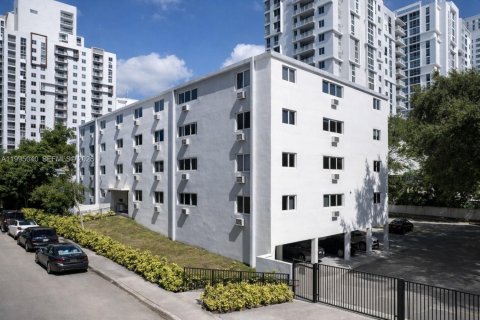 Appartement à louer à Miami, Floride: 2949.65 m2 № 2058906 - photo 2