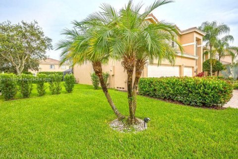 House in Coral Springs, Florida 5 bedrooms, 305.65 sq.m. № 1764133 - photo 3