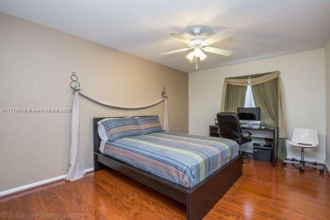House in Coral Springs, Florida 5 bedrooms, 305.65 sq.m. № 1764133 - photo 17
