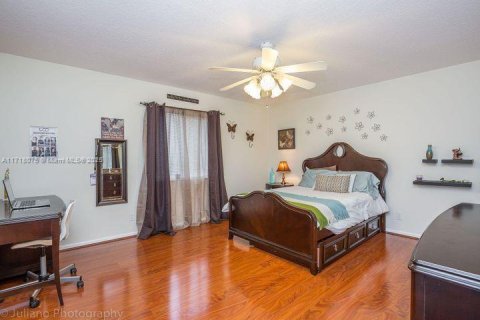 House in Coral Springs, Florida 5 bedrooms, 305.65 sq.m. № 1764133 - photo 13