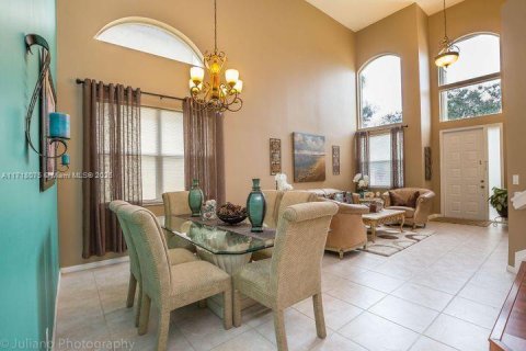 House in Coral Springs, Florida 5 bedrooms, 305.65 sq.m. № 1764133 - photo 9