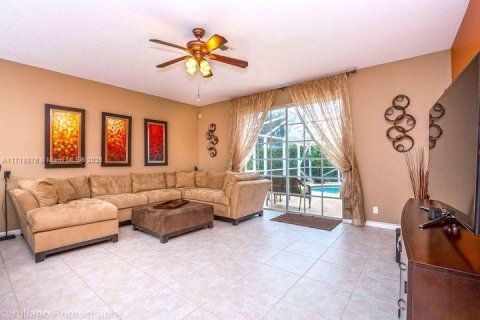 House in Coral Springs, Florida 5 bedrooms, 305.65 sq.m. № 1764133 - photo 28