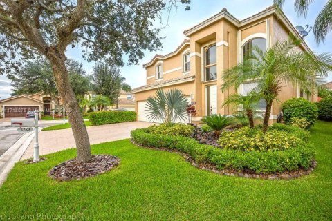House in Coral Springs, Florida 5 bedrooms, 305.65 sq.m. № 1764133 - photo 1