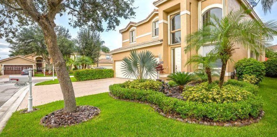 House in Coral Springs, Florida 5 bedrooms, 305.65 sq.m. № 1764133