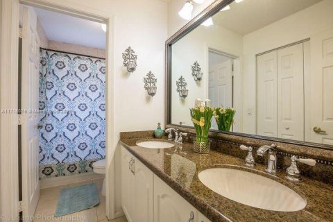 House in Coral Springs, Florida 5 bedrooms, 305.65 sq.m. № 1764133 - photo 18