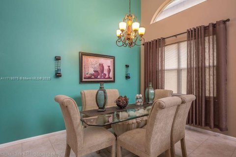 House in Coral Springs, Florida 5 bedrooms, 305.65 sq.m. № 1764133 - photo 10