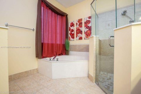 House in Coral Springs, Florida 5 bedrooms, 305.65 sq.m. № 1764133 - photo 23