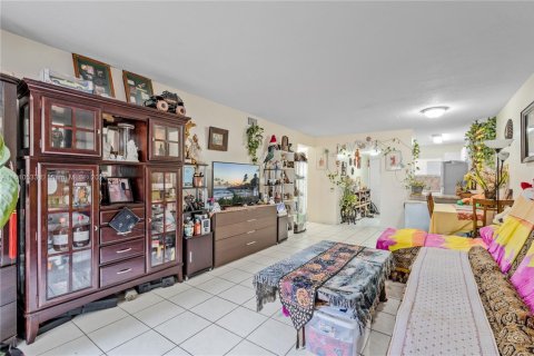 Condominio en venta en Hialeah, Florida, 2 dormitorios, 89.19 m2 № 1863582 - foto 8