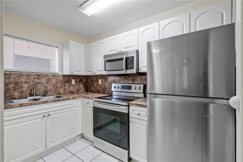 Condominio en venta en Hialeah, Florida, 2 dormitorios, 89.19 m2 № 1863582 - foto 11