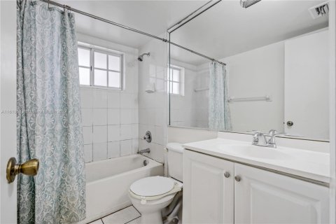 Condominio en venta en Hialeah, Florida, 2 dormitorios, 89.19 m2 № 1863582 - foto 19