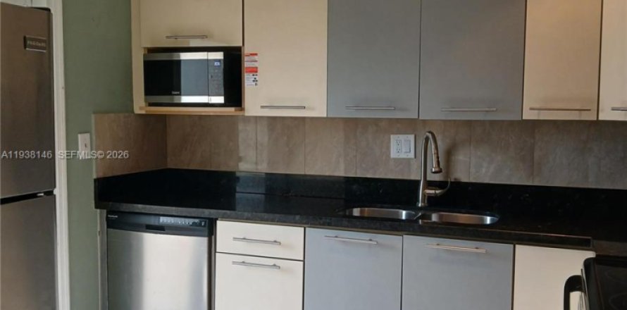 Кондоминиум с 2 спальнями в Санрайз, Флорида № 1995844