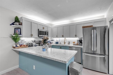House in Plantation, Florida 2 bedrooms, 127.46 sq.m. № 1945550 - photo 5